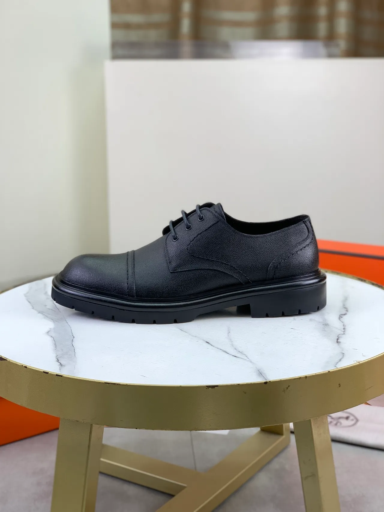 Hermès Zapatos Oxford de Cuero Texturizado con Cap-Toe Negro 6