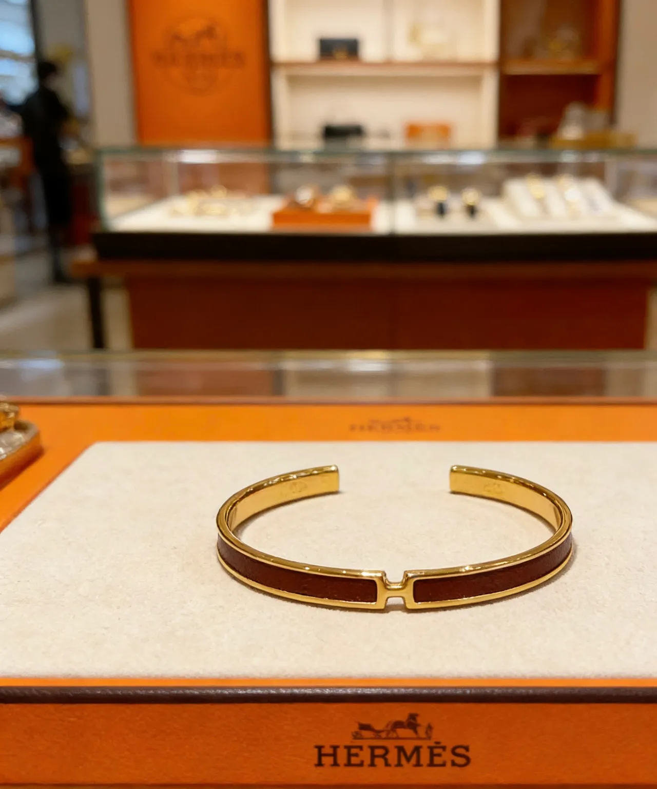 Hermès Clic H Cuir Brun et Doré Bracelet Manchette Ouvert 5