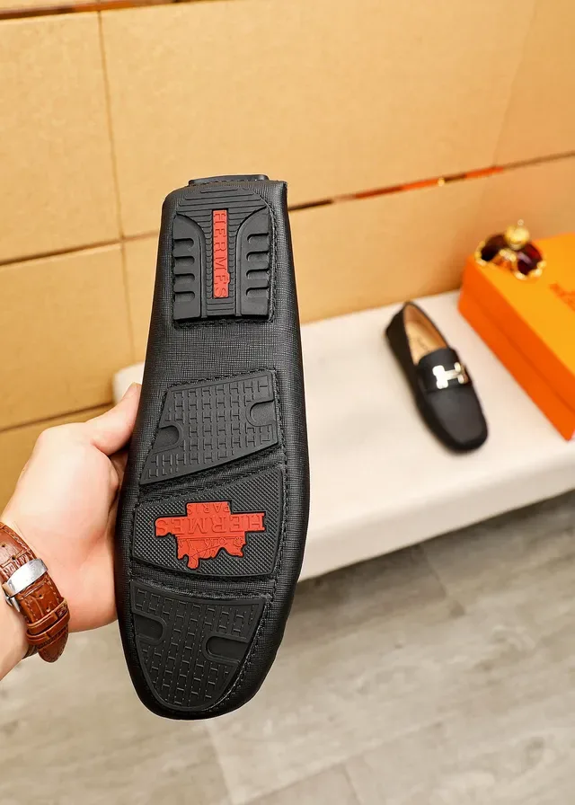 Mocassim Hermès Constance Preto e Vermelho Couro Texturizado Medalhão H-Logo 2