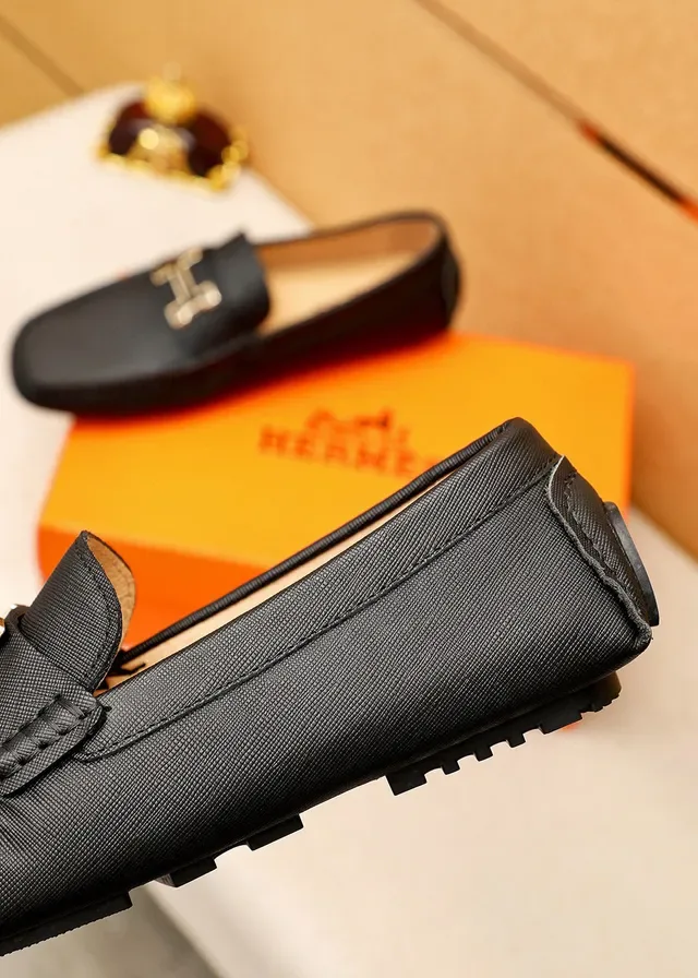 Mocassim Hermès Constance Preto e Vermelho Couro Texturizado Medalhão H-Logo 3