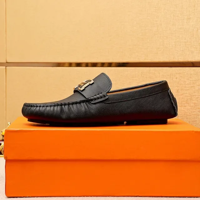 Mocassim Hermès Constance Preto e Vermelho Couro Texturizado Medalhão H-Logo 6