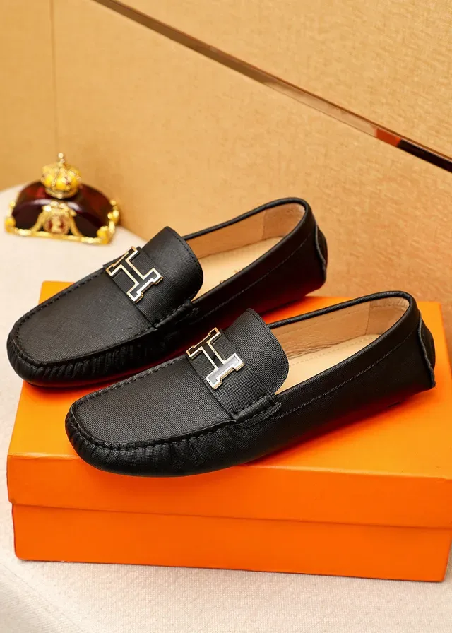 Mocassim Hermès Constance Preto e Vermelho Couro Texturizado Medalhão H-Logo 8