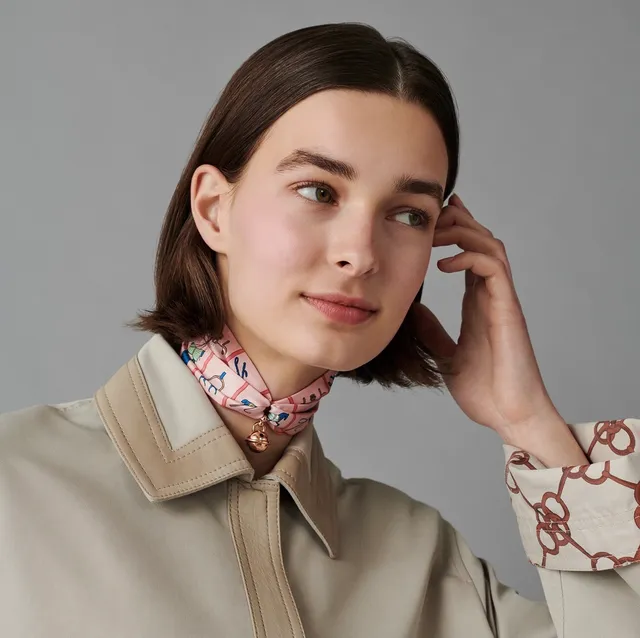 Hermès Motivo Ecuestre Rosa y Azul Pañuelo de Seda 3