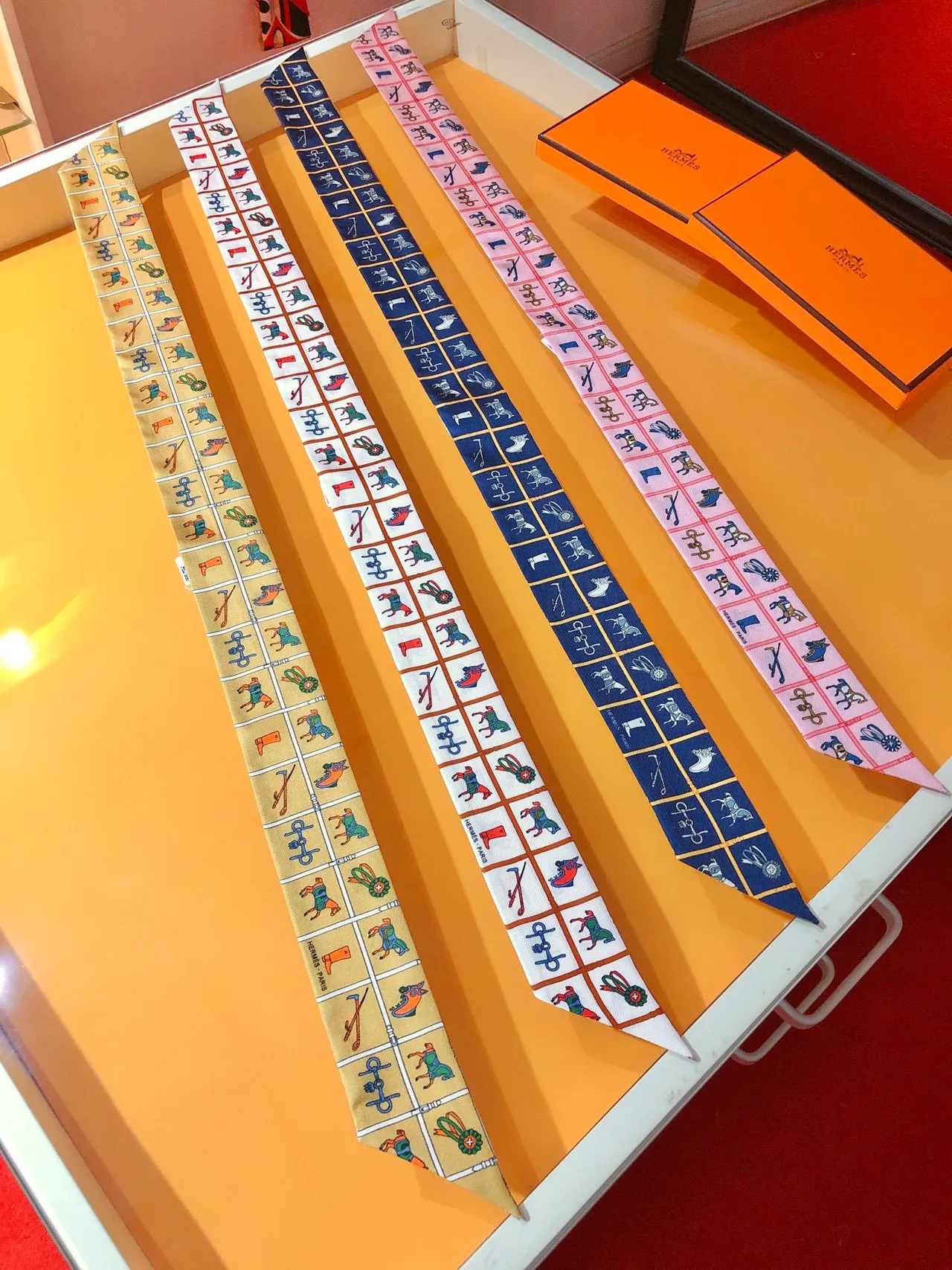 Hermès Motivo Ecuestre Rosa y Azul Pañuelo de Seda 4