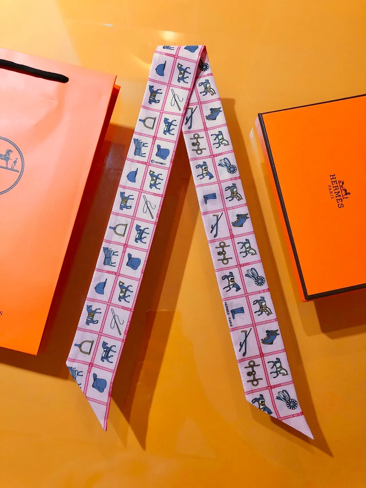 Hermès Motivo Ecuestre Rosa y Azul Pañuelo de Seda 6