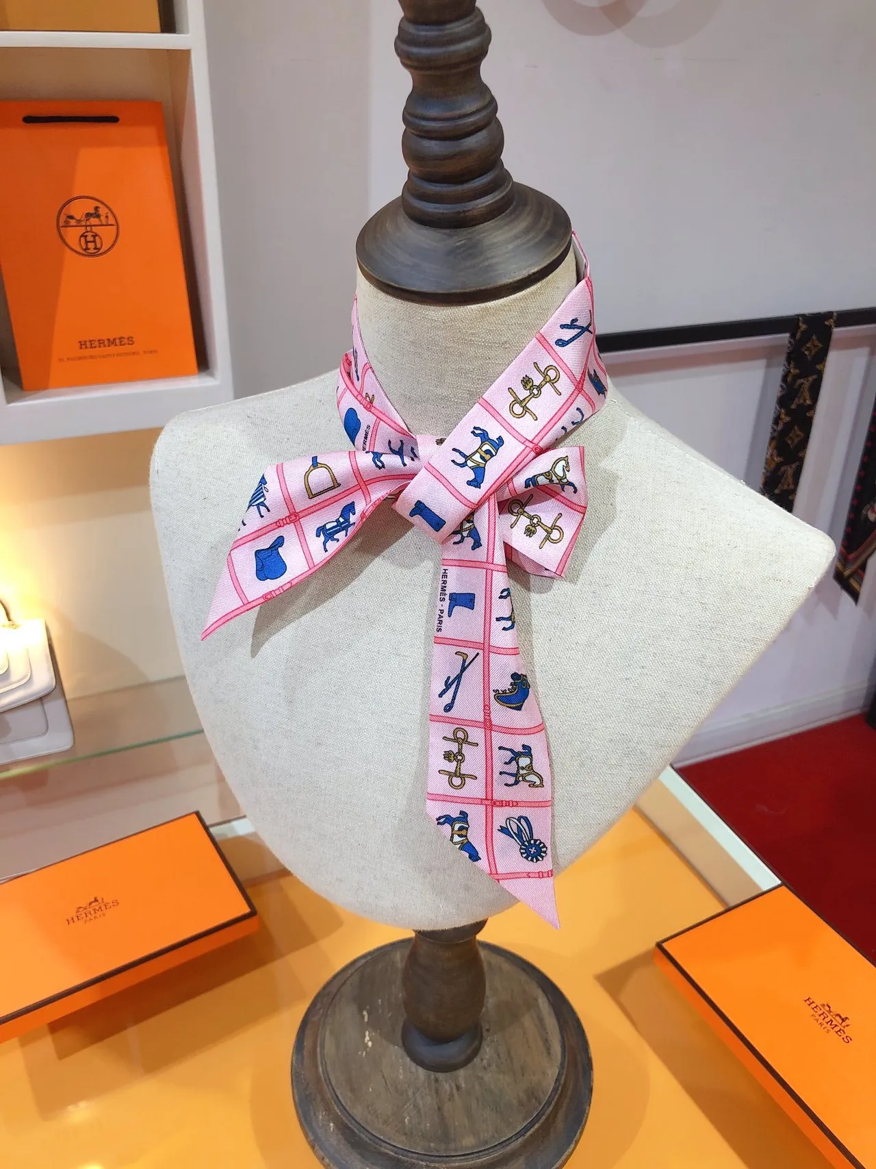 Hermès Motivo Ecuestre Rosa y Azul Pañuelo de Seda 7