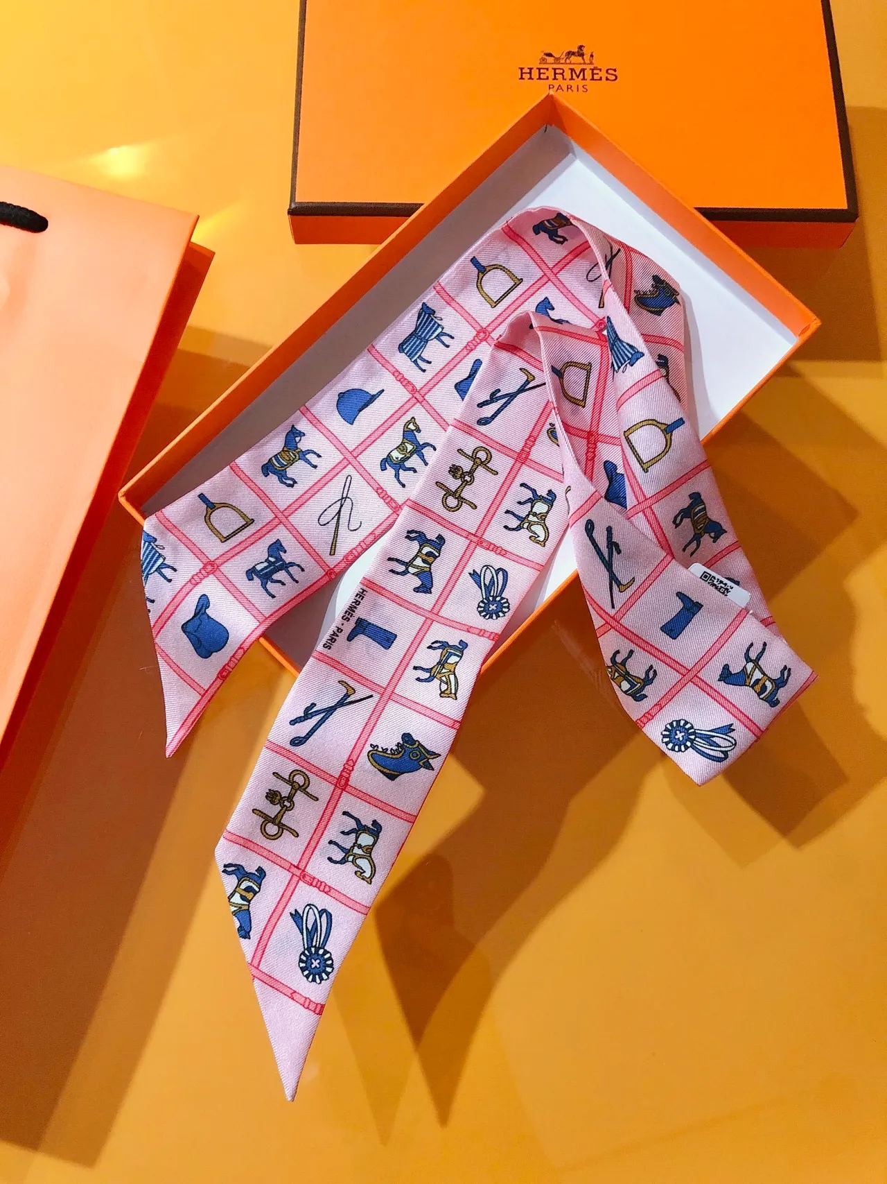 Hermès Motivo Ecuestre Rosa y Azul Pañuelo de Seda 8