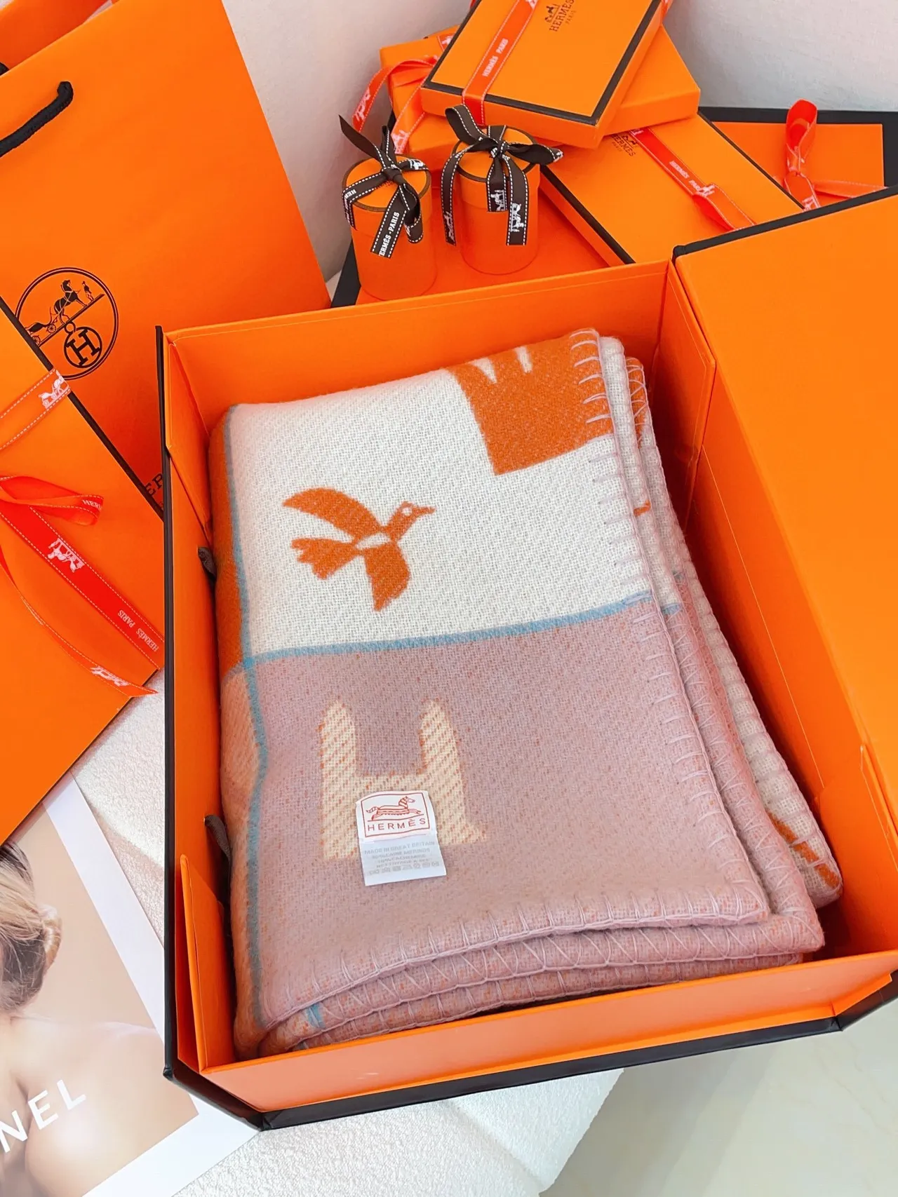 Hermès গ্রাফিক ন্যারেটিভ কমলা এবং ক্রিম শাল 4