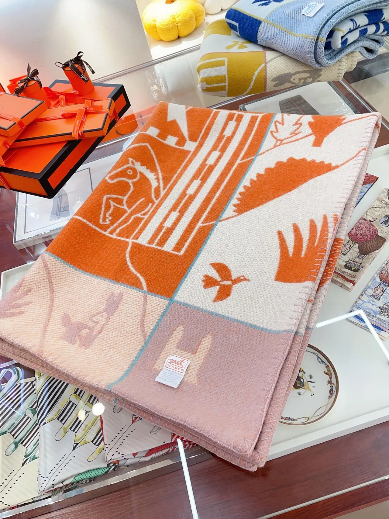 Hermès গ্রাফিক ন্যারেটিভ কমলা এবং ক্রিম শাল 5