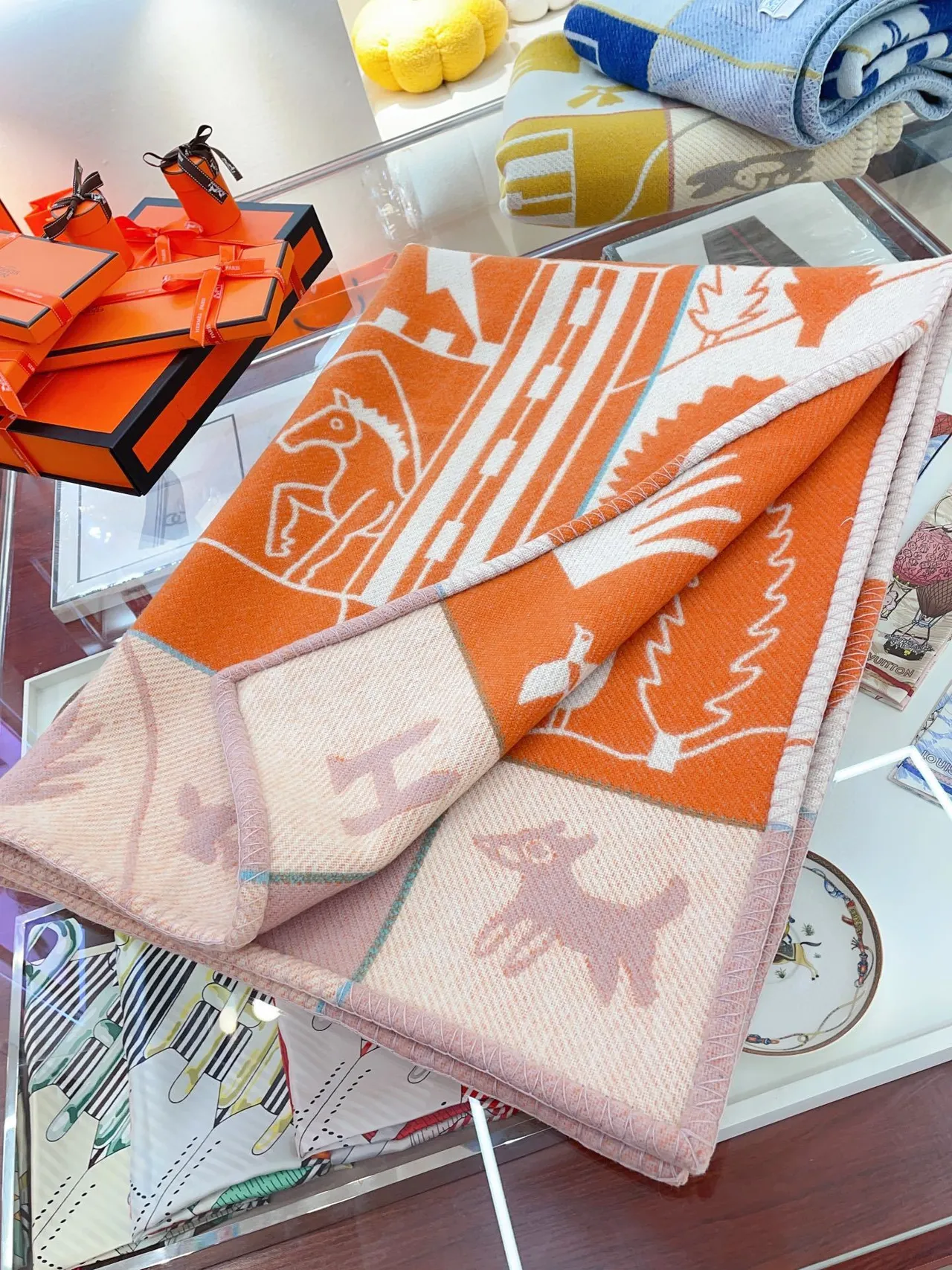Hermès গ্রাফিক ন্যারেটিভ কমলা এবং ক্রিম শাল 6