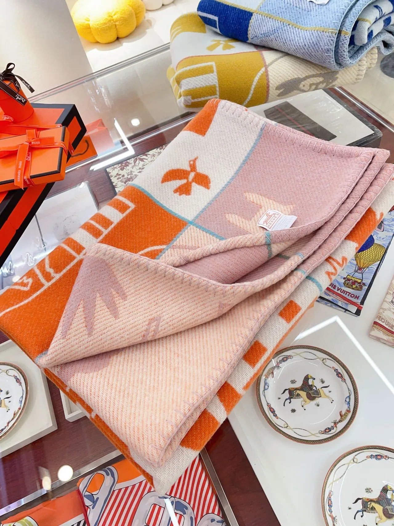 Hermès গ্রাফিক ন্যারেটিভ কমলা এবং ক্রিম শাল 7