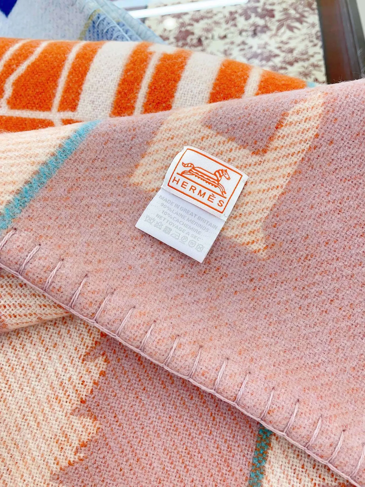 Hermès গ্রাফিক ন্যারেটিভ কমলা এবং ক্রিম শাল 8
