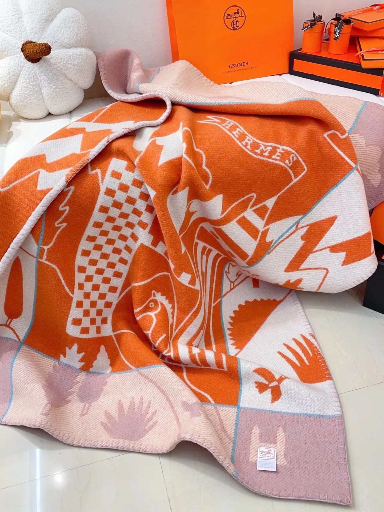 Hermès গ্রাফিক ন্যারেটিভ কমলা এবং ক্রিম শাল 9