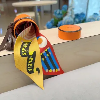 Hermès Graphic-Print Écharpe de soie jaune et rouge