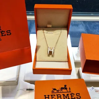 Hermès H সোনালী সাদা জ্যামিতিক পেন্ডেন্ট গোলাপী ধাতু হার