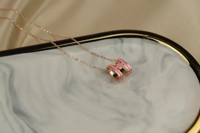 Hermès H হার গোলাপি এনামেল গোলাপি সোনার টোন চেইন হার 5