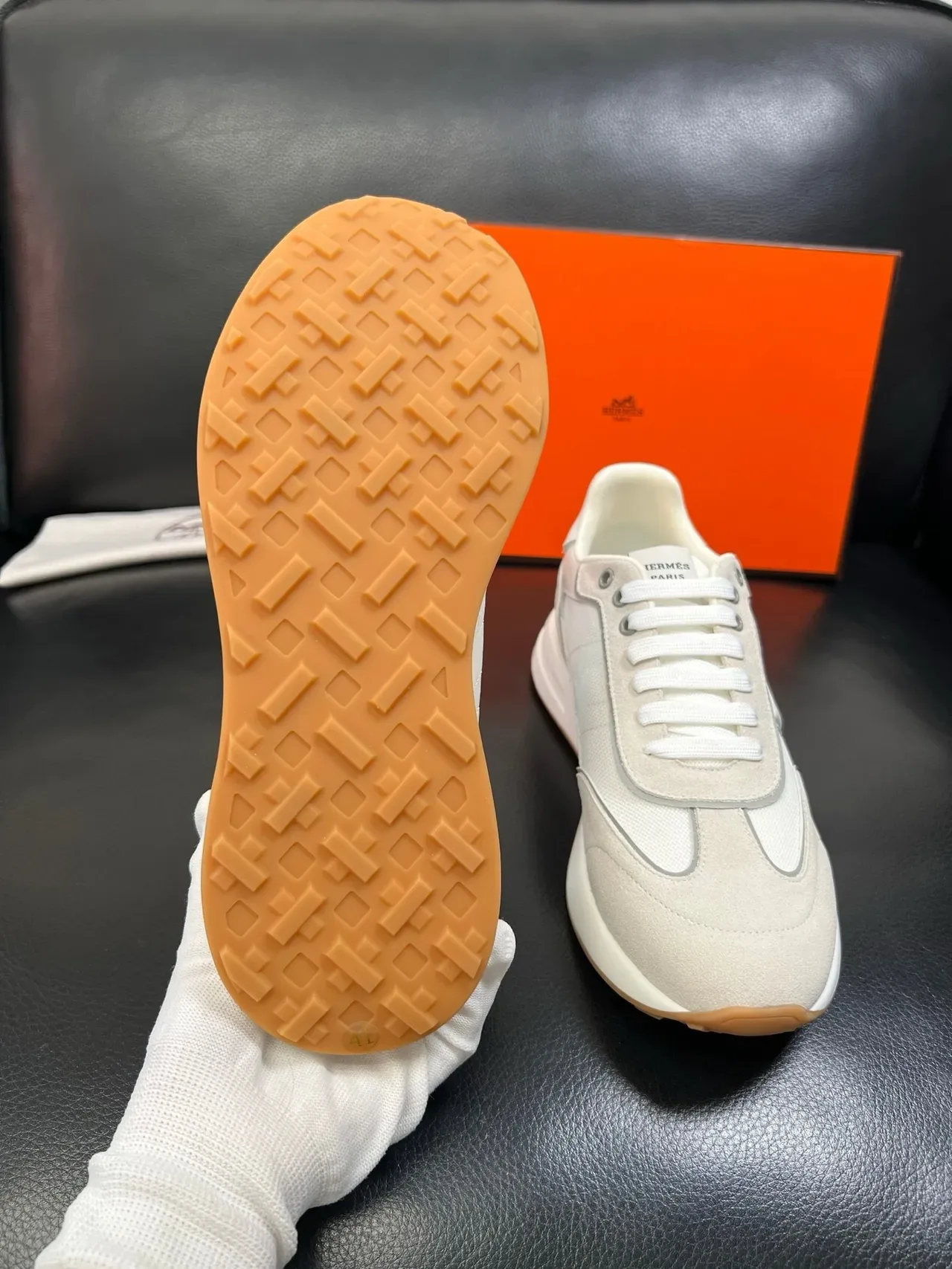 Hermès H Sneaker হালকা ধূসর এবং সাদা লাইফস্টাইল স্নিকার 2