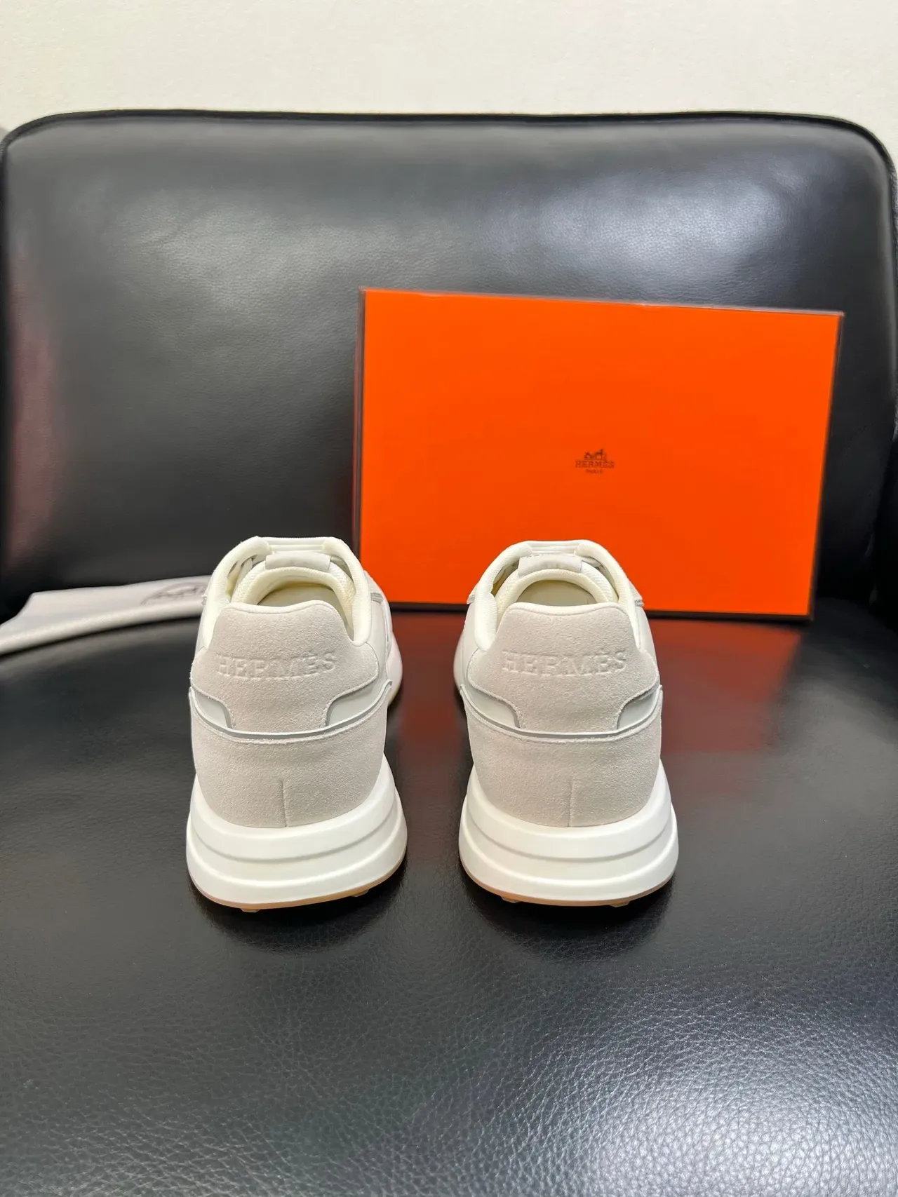 Hermès H Sneaker হালকা ধূসর এবং সাদা লাইফস্টাইল স্নিকার 3