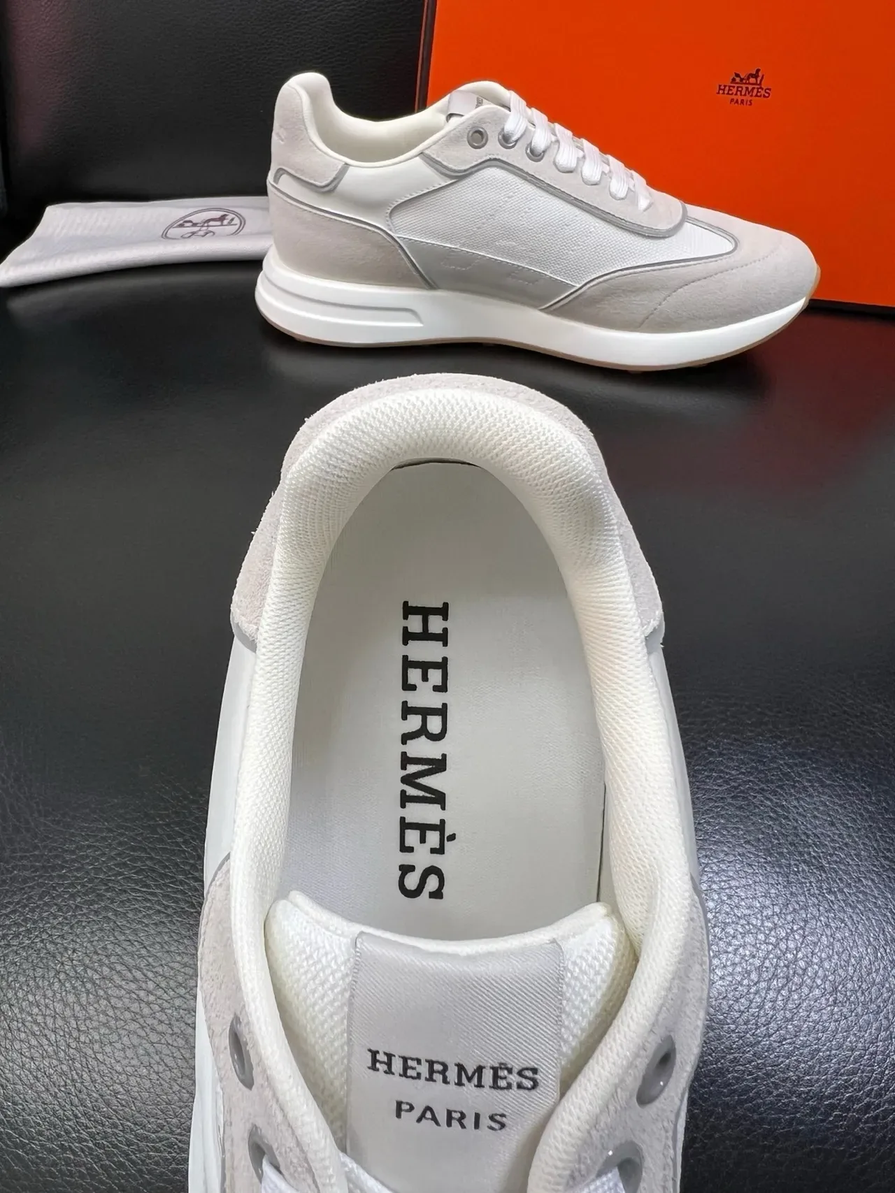 Hermès H Sneaker হালকা ধূসর এবং সাদা লাইফস্টাইল স্নিকার 4