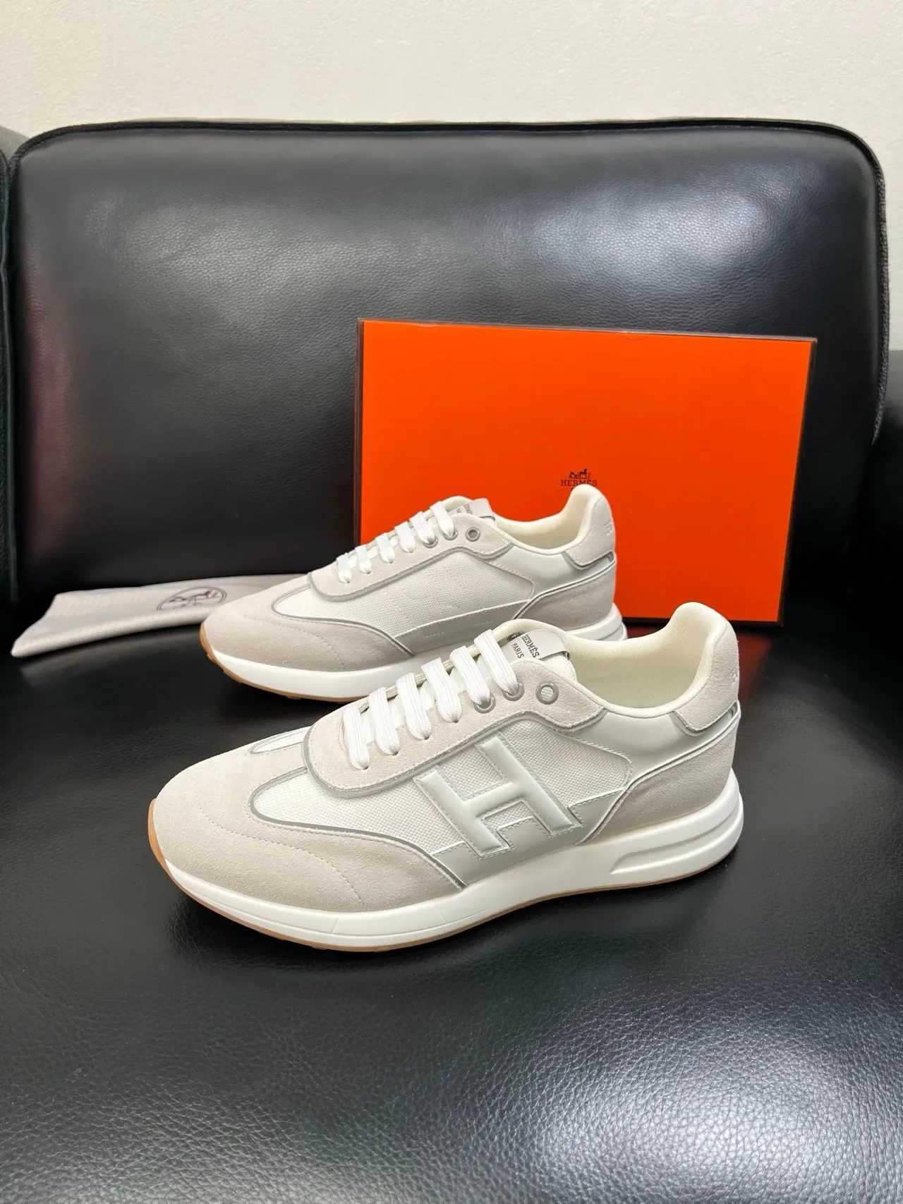 Hermès H Sneaker হালকা ধূসর এবং সাদা লাইফস্টাইল স্নিকার 5