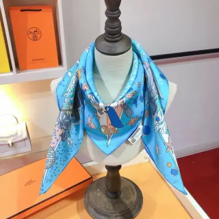 Hermès चित्रित मुद्रण हल्का नीला रेशम स्कार्फ