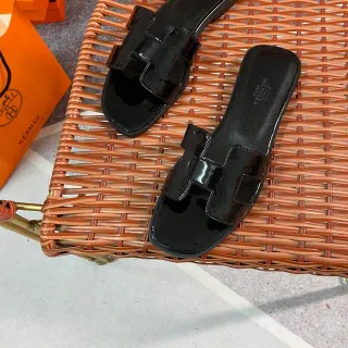 Hermès Oran Couro Preto Verniz H-Strap Sandálias