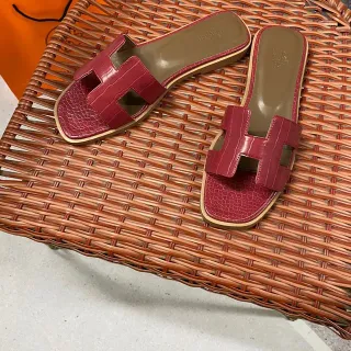 Hermès Oran ক্রোকোডাইল-এমবস্ড লাল স্লিপার