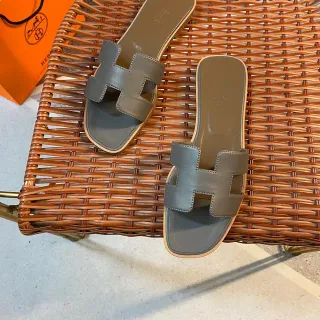 Hermès Oran Sandálias de Couro Cinza-Verde com Tirante H