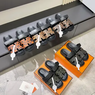 Hermès Oran 豹纹和蟒纹印花 H-Strap 凉鞋