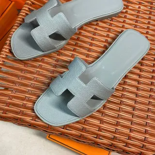 Hermès Oran Pantufas de Couro Granulado Cinza Claro