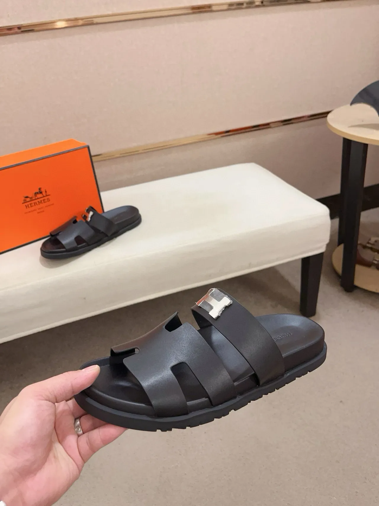 Hermès Oran صنادل أسود مطاط 3