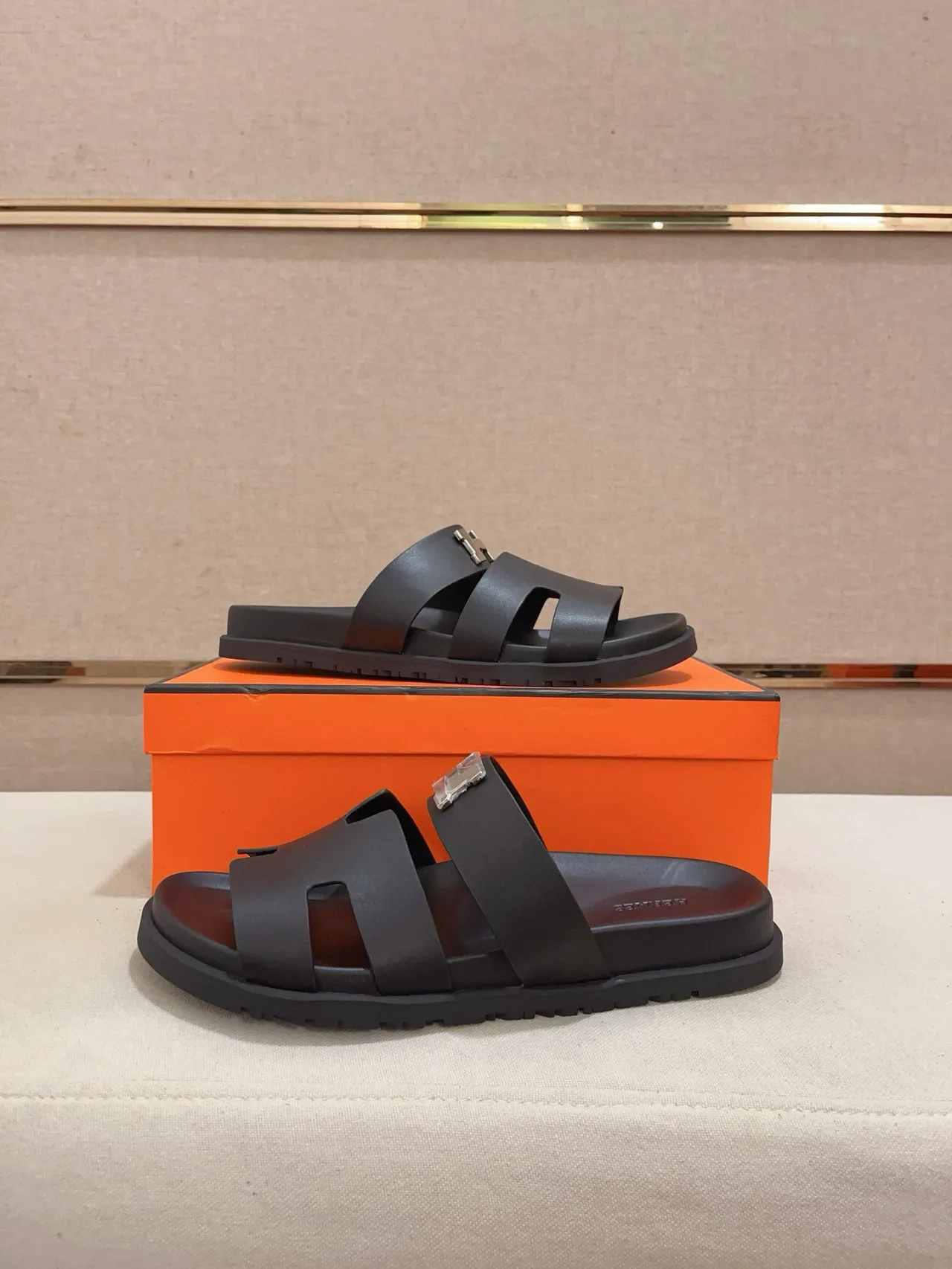 Hermès Oran صنادل أسود مطاط 7