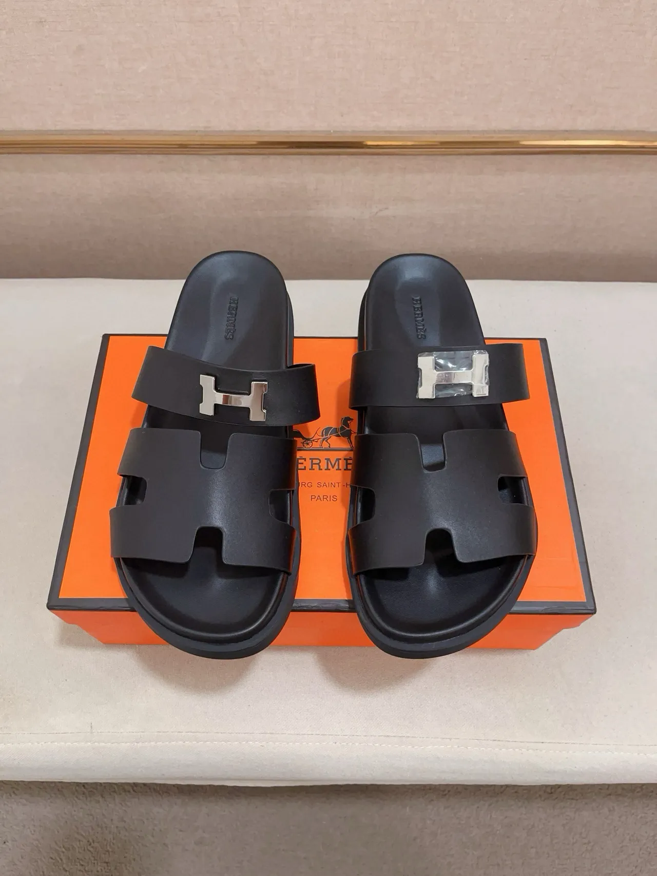 Hermès Oran صنادل أسود مطاط 8