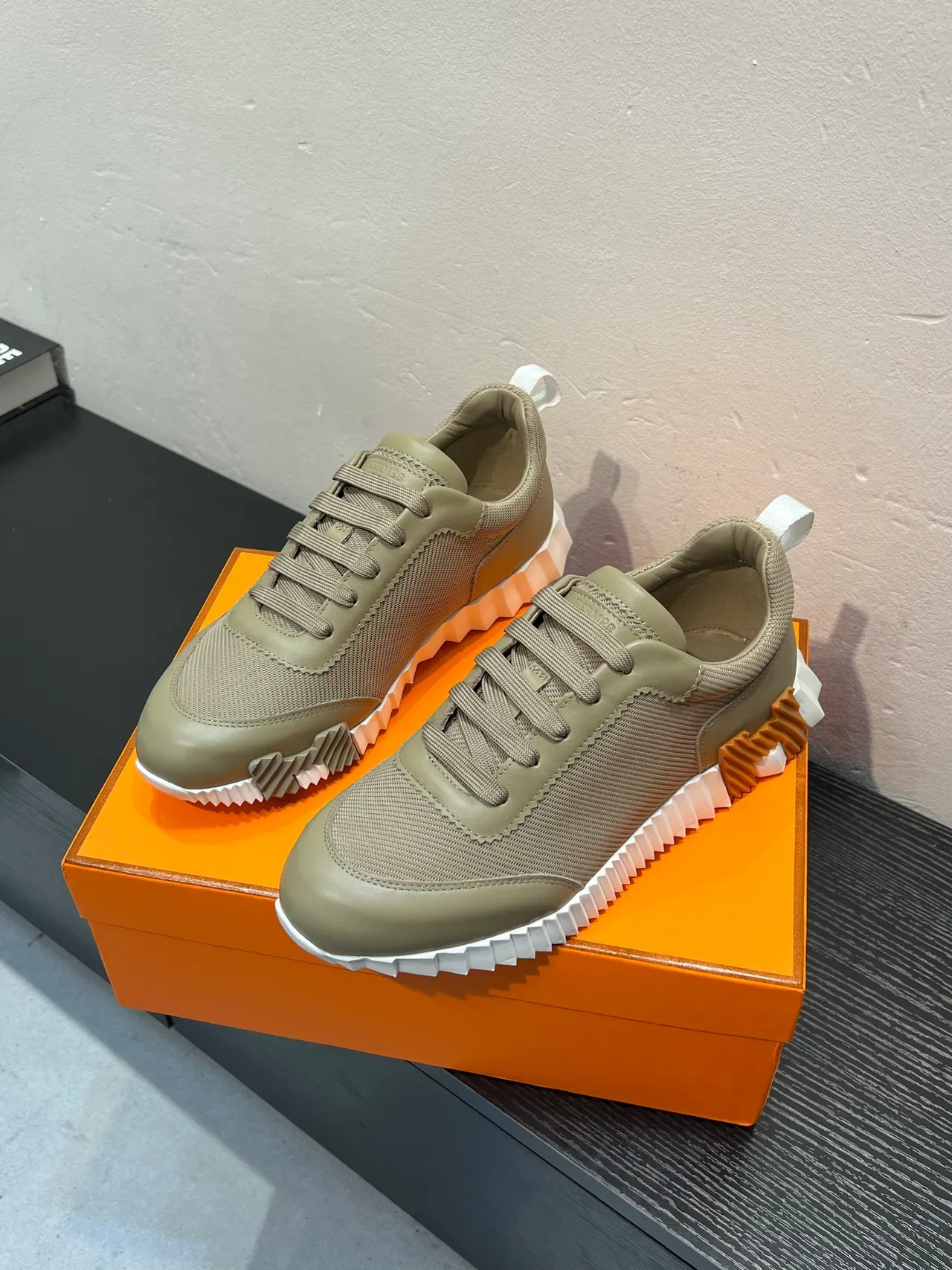 Hermès Oran 米色橙色生活方式运动鞋 3