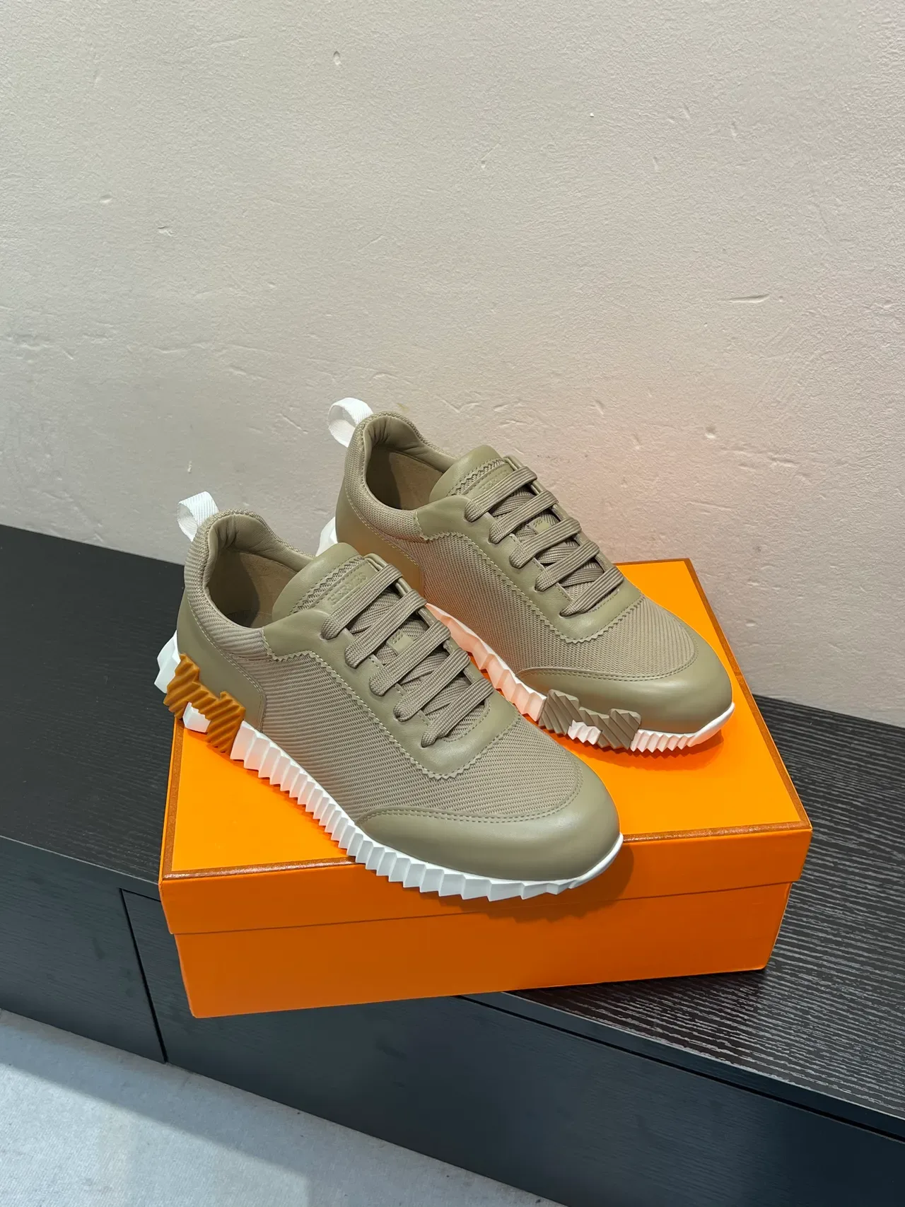 Hermès Oran 米色橙色生活方式运动鞋 5