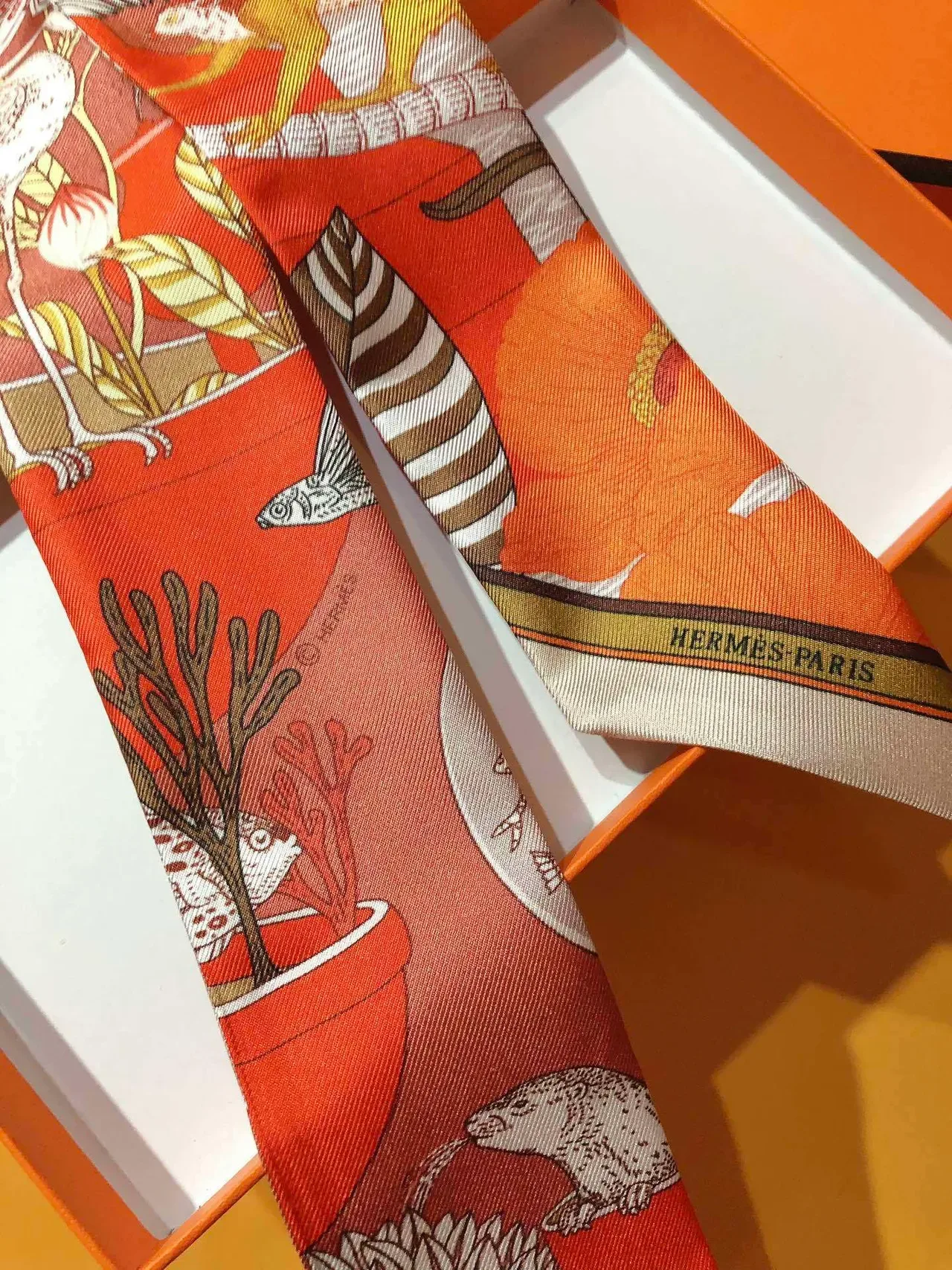 Hermès Precious Paradise Twilly écharpe en soie rouge 4