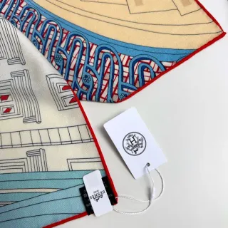 Hermès Foulard de soie imprimé au motif architectural et de cartes à jouer