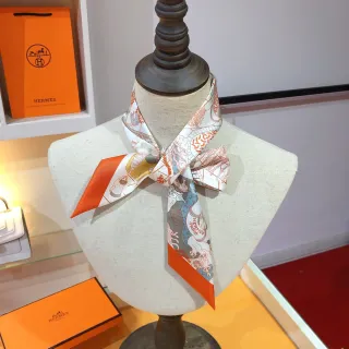 Hermès মুদ্রিত কমলা-বর্ডারযুক্ত রেশম স্কার্ফ