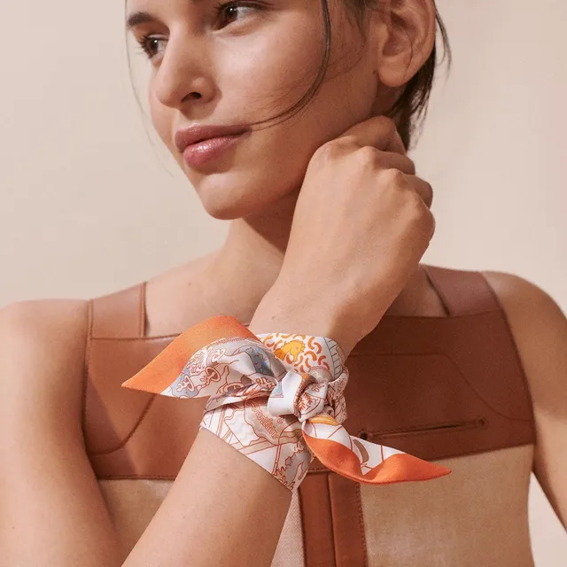 Hermès Foulard en soie à bordure orange imprimée 3