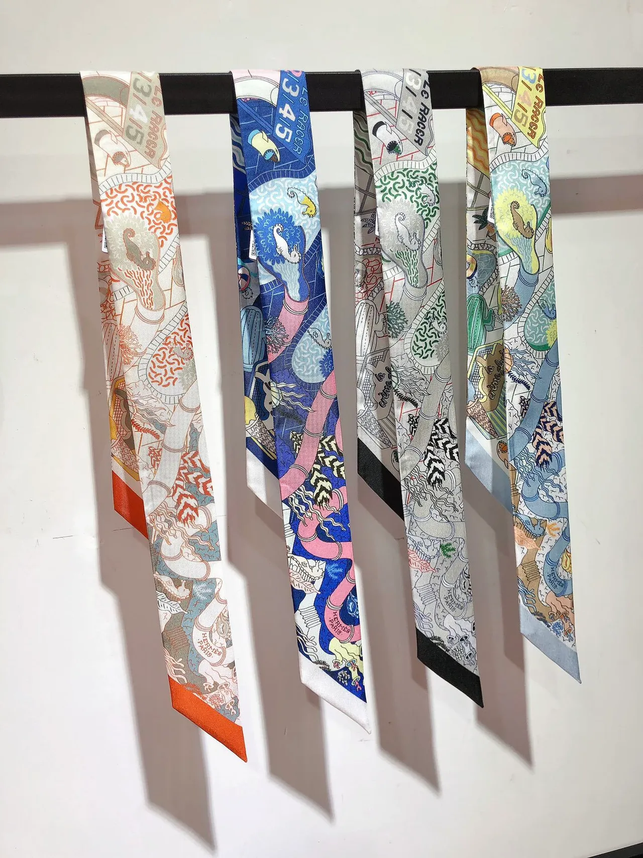 Hermès Foulard en soie à bordure orange imprimée 4