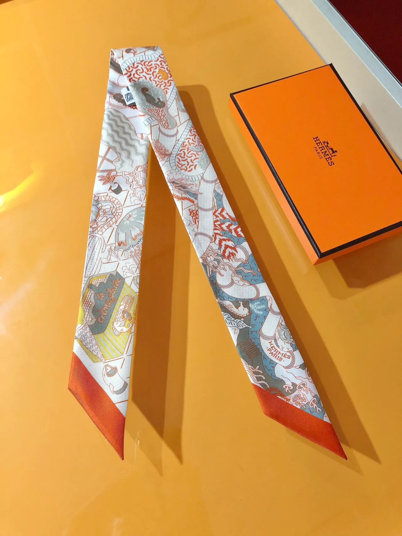 Hermès Foulard en soie à bordure orange imprimée 5
