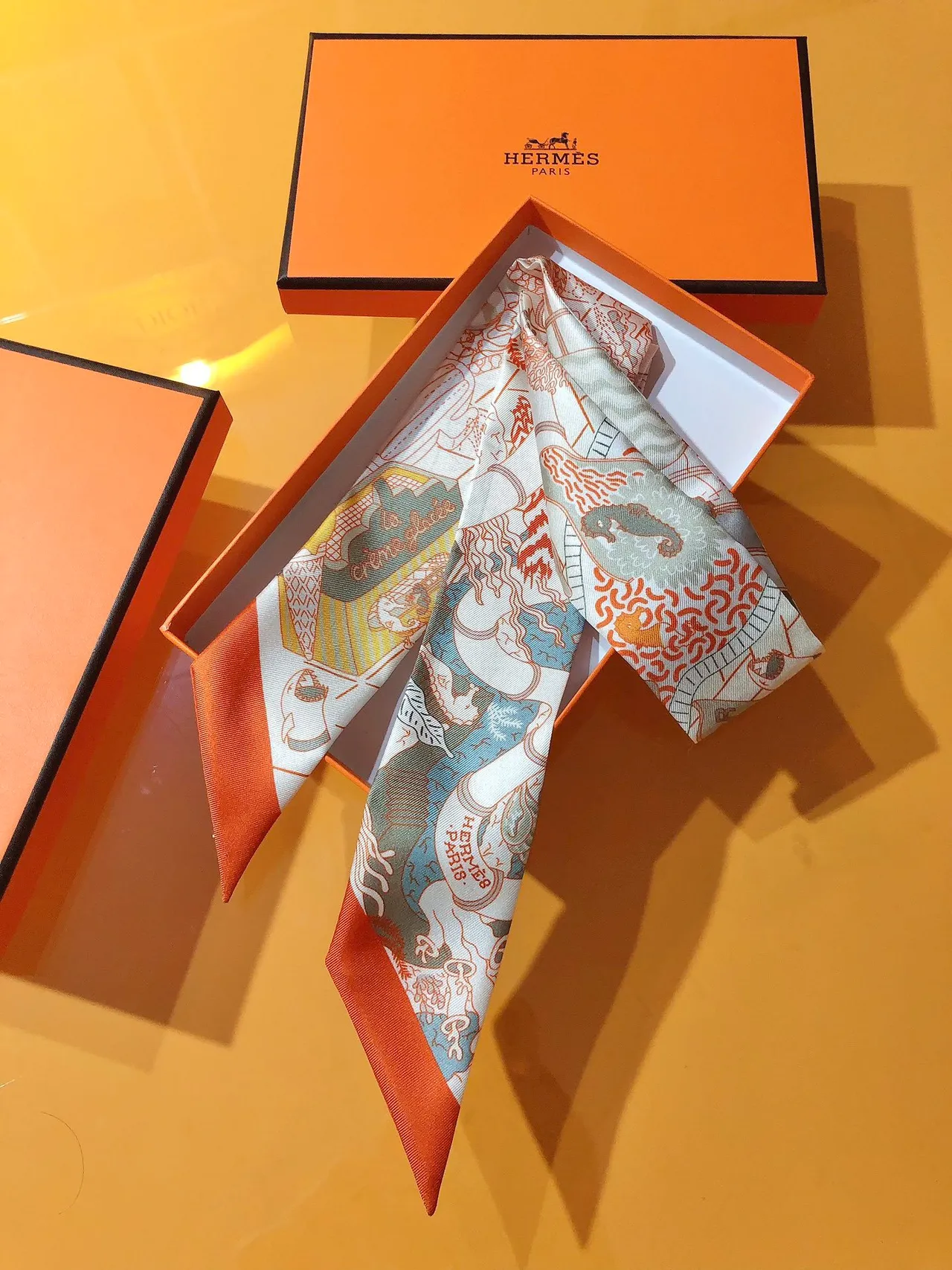 Hermès Foulard en soie à bordure orange imprimée 6