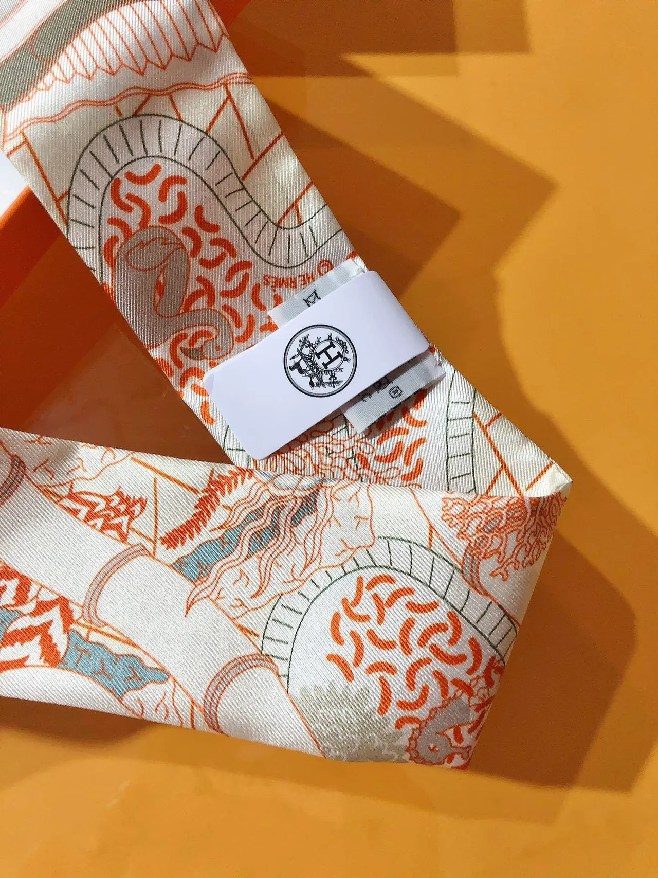 Hermès Foulard en soie à bordure orange imprimée 7