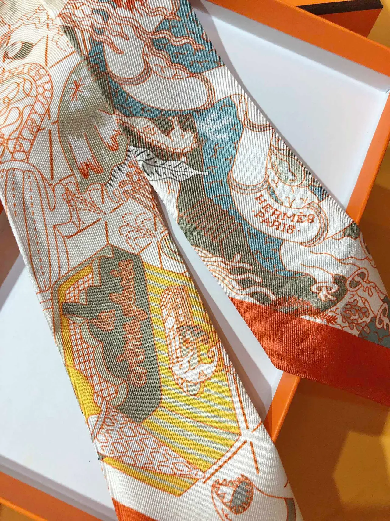 Hermès Foulard en soie à bordure orange imprimée 8