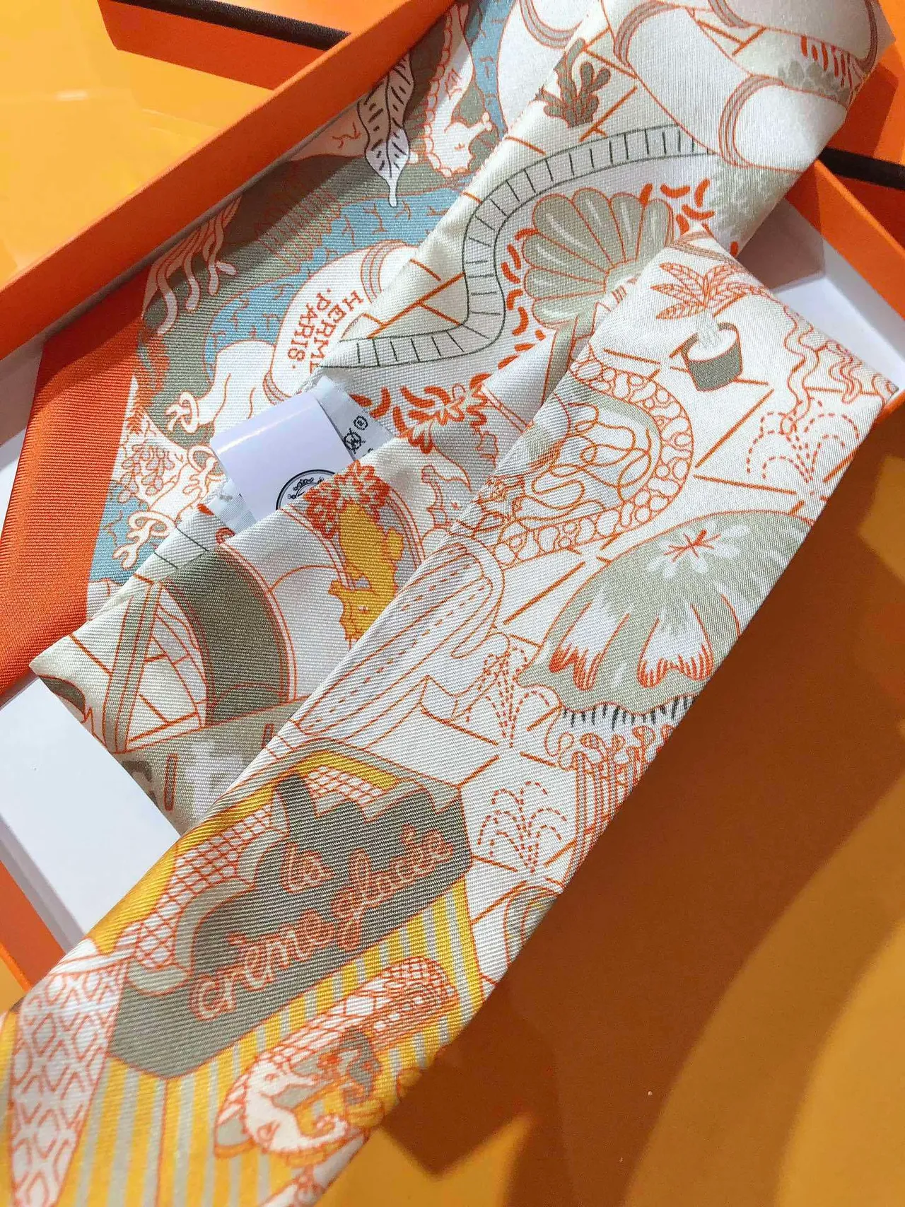 Hermès Foulard en soie à bordure orange imprimée 9