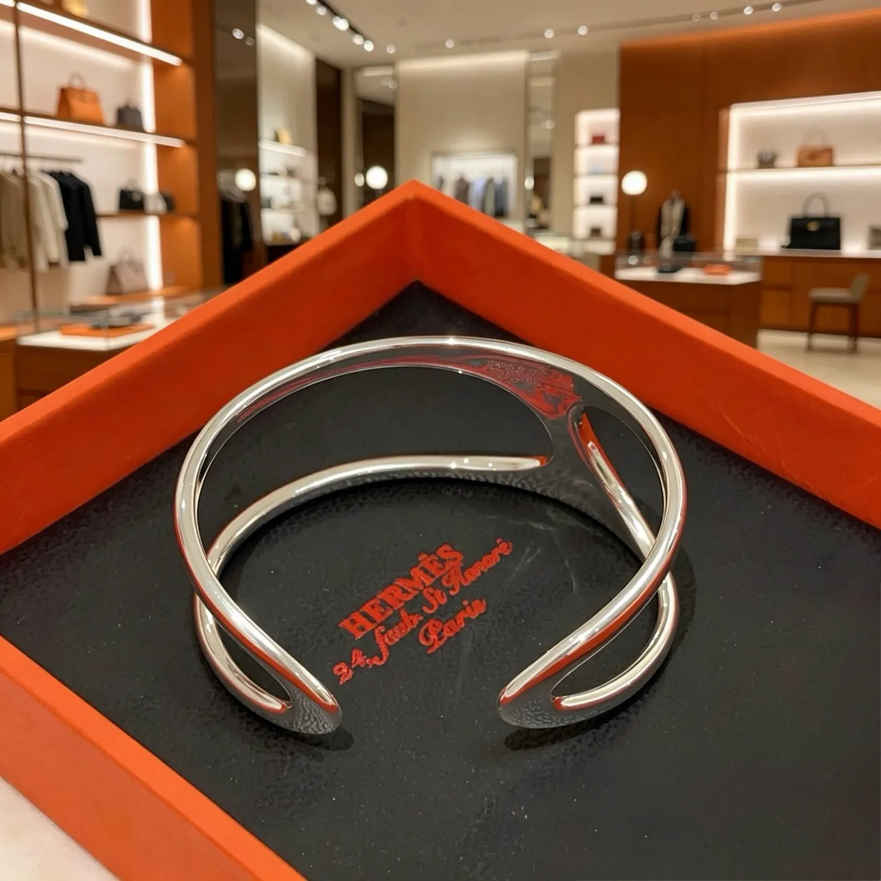 Hermès রূপালী চকচকে বিকৃত খোদাই কব্জির চুড়ি 2