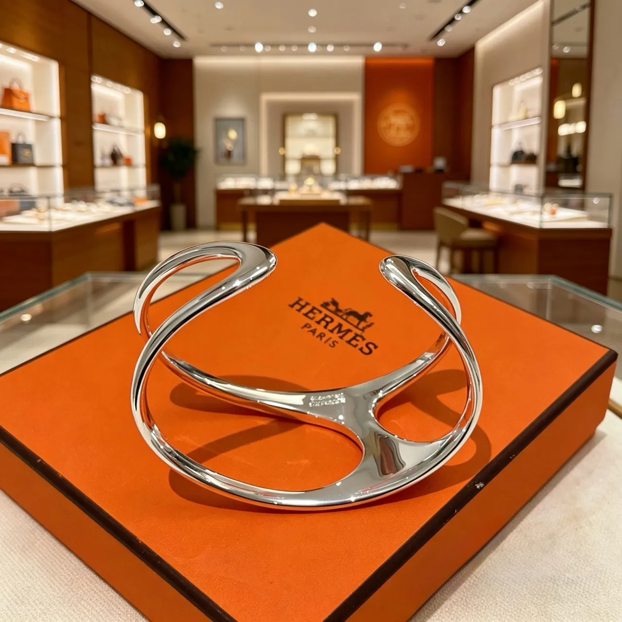 Hermès রূপালী চকচকে বিকৃত খোদাই কব্জির চুড়ি 3