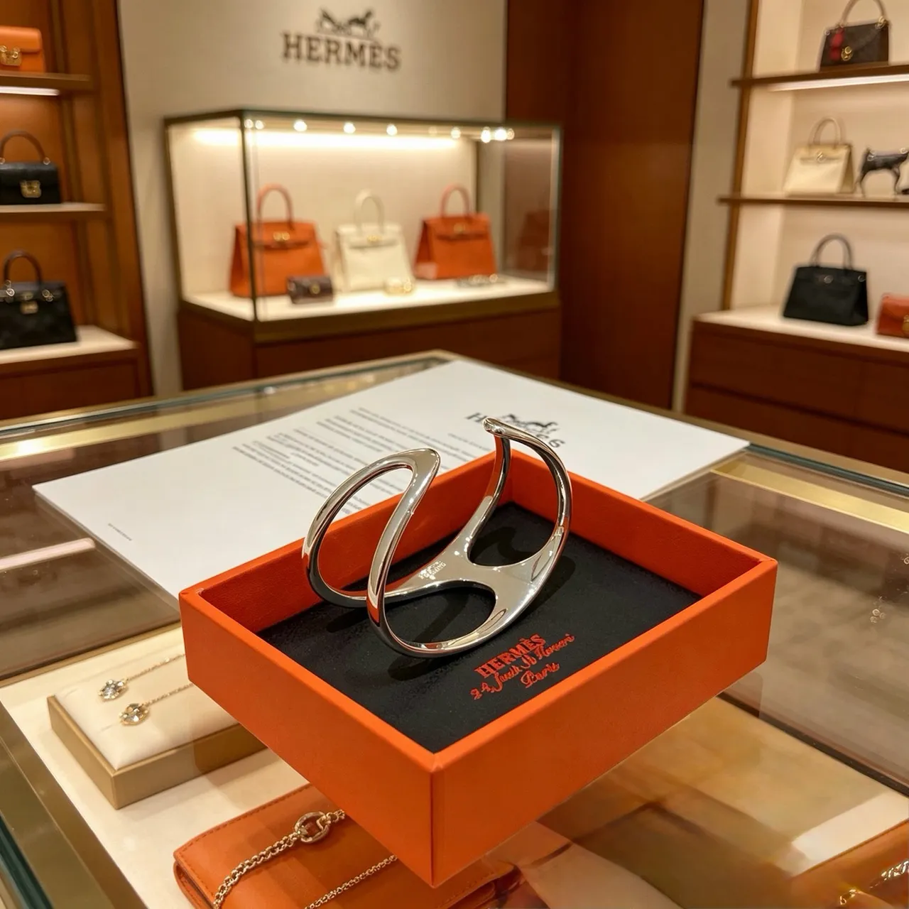 Hermès রূপালী চকচকে বিকৃত খোদাই কব্জির চুড়ি 6