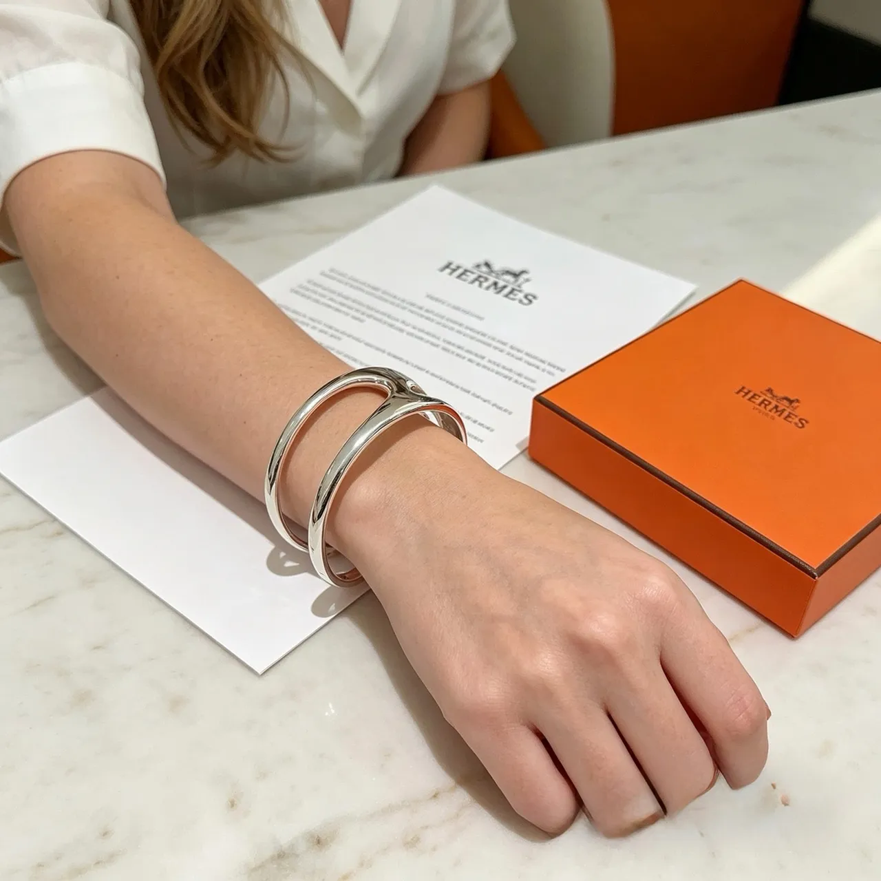 Hermès রূপালী চকচকে বিকৃত খোদাই কব্জির চুড়ি 7