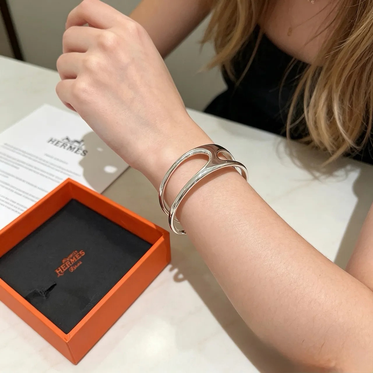 Hermès রূপালী চকচকে বিকৃত খোদাই কব্জির চুড়ি 8
